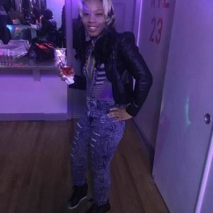 Meet your Posher, Sidneka